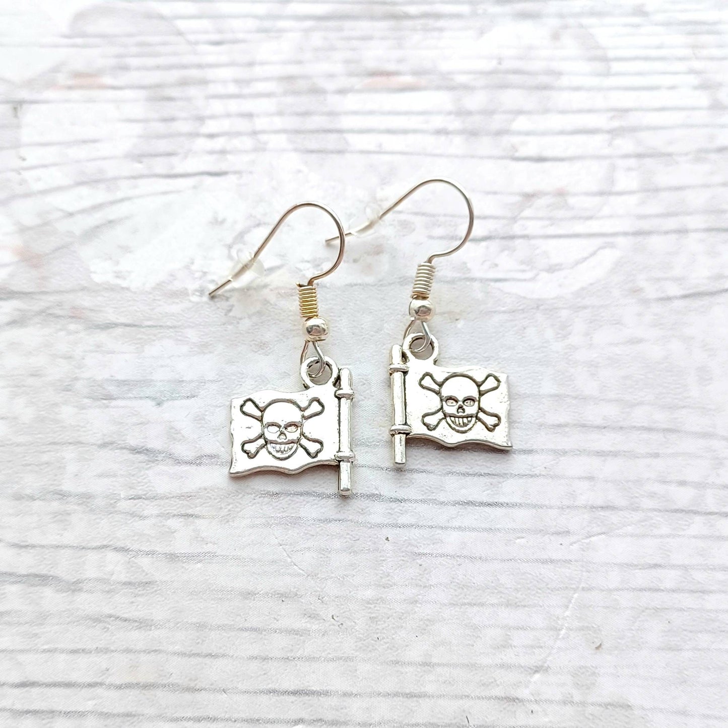 Pirate flag earrings, skull and crossbones jewellery, gift for pirate fan, jollyroger lover, halloween earrings