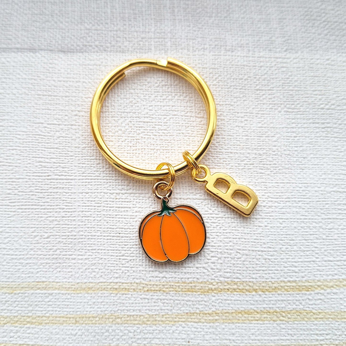 Pumpkin keyring, autumn fall keychain, halloween keyring, fall accessory, spooky trick or treat gift, jack-o-lantern present