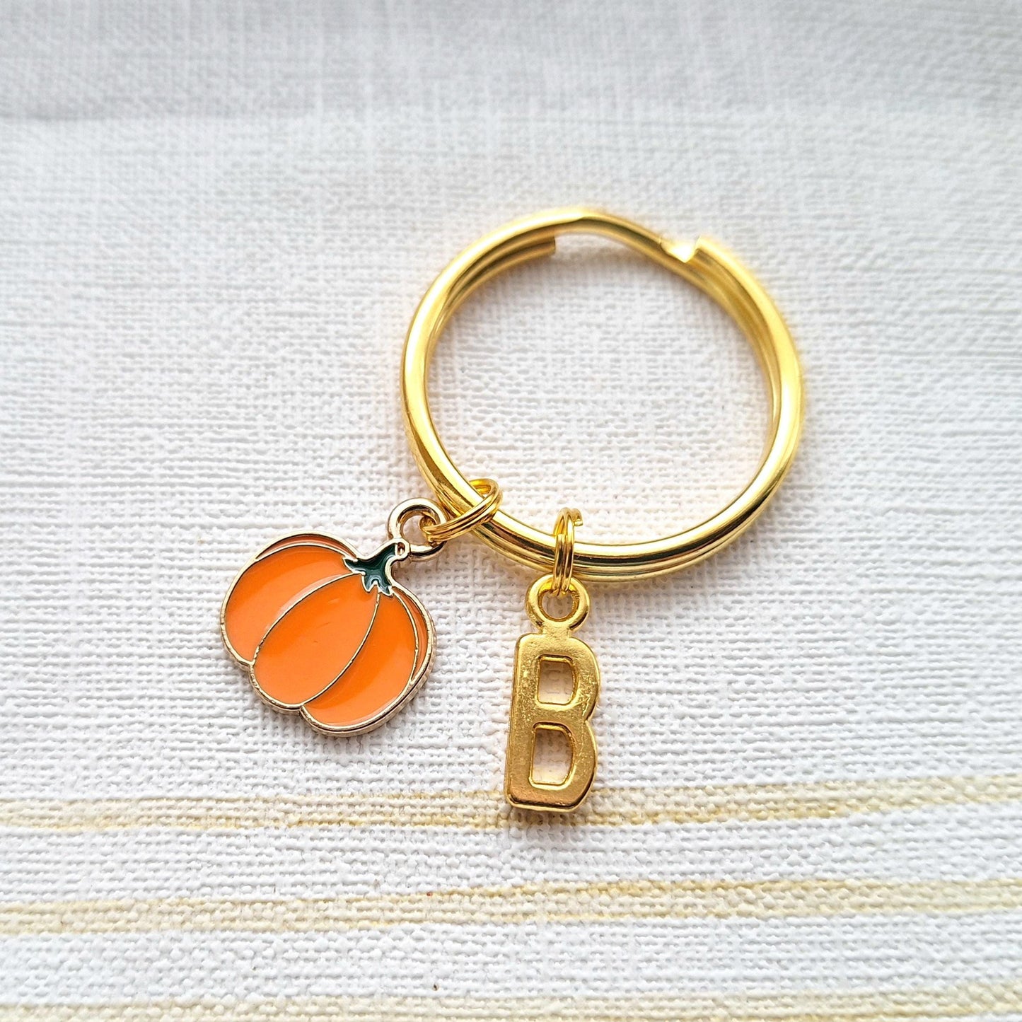 Pumpkin keyring, autumn fall keychain, halloween keyring, fall accessory, spooky trick or treat gift, jack-o-lantern present