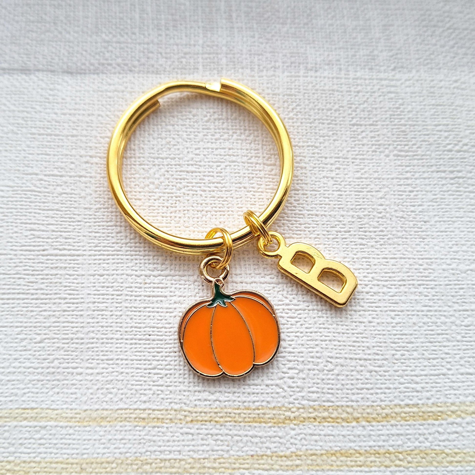 Pumpkin keyring, autumn fall keychain, halloween keyring, fall accessory, spooky trick or treat gift, jack-o-lantern present