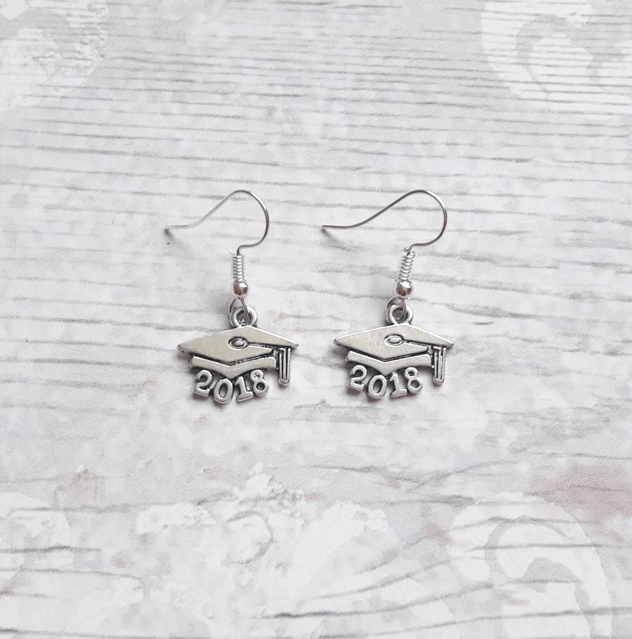 graduation earrings, 2023 graduate jewellery, cap earrings, grad student jewelry, gift for graduate, college diploma, end of year present