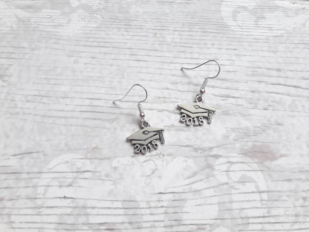 graduation earrings, 2023 graduate jewellery, cap earrings, grad student jewelry, gift for graduate, college diploma, end of year present