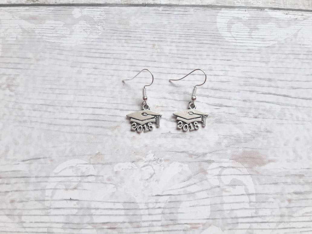 graduation earrings, 2023 graduate jewellery, cap earrings, grad student jewelry, gift for graduate, college diploma, end of year present