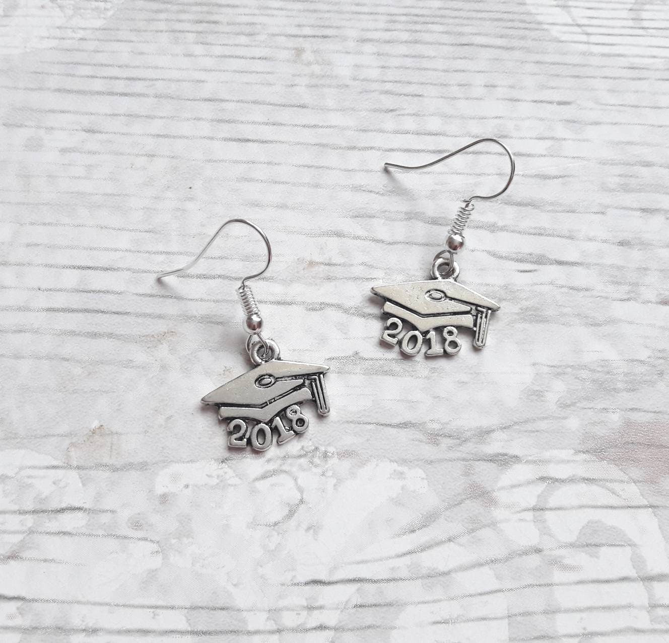graduation earrings, 2023 graduate jewellery, cap earrings, grad student jewelry, gift for graduate, college diploma, end of year present