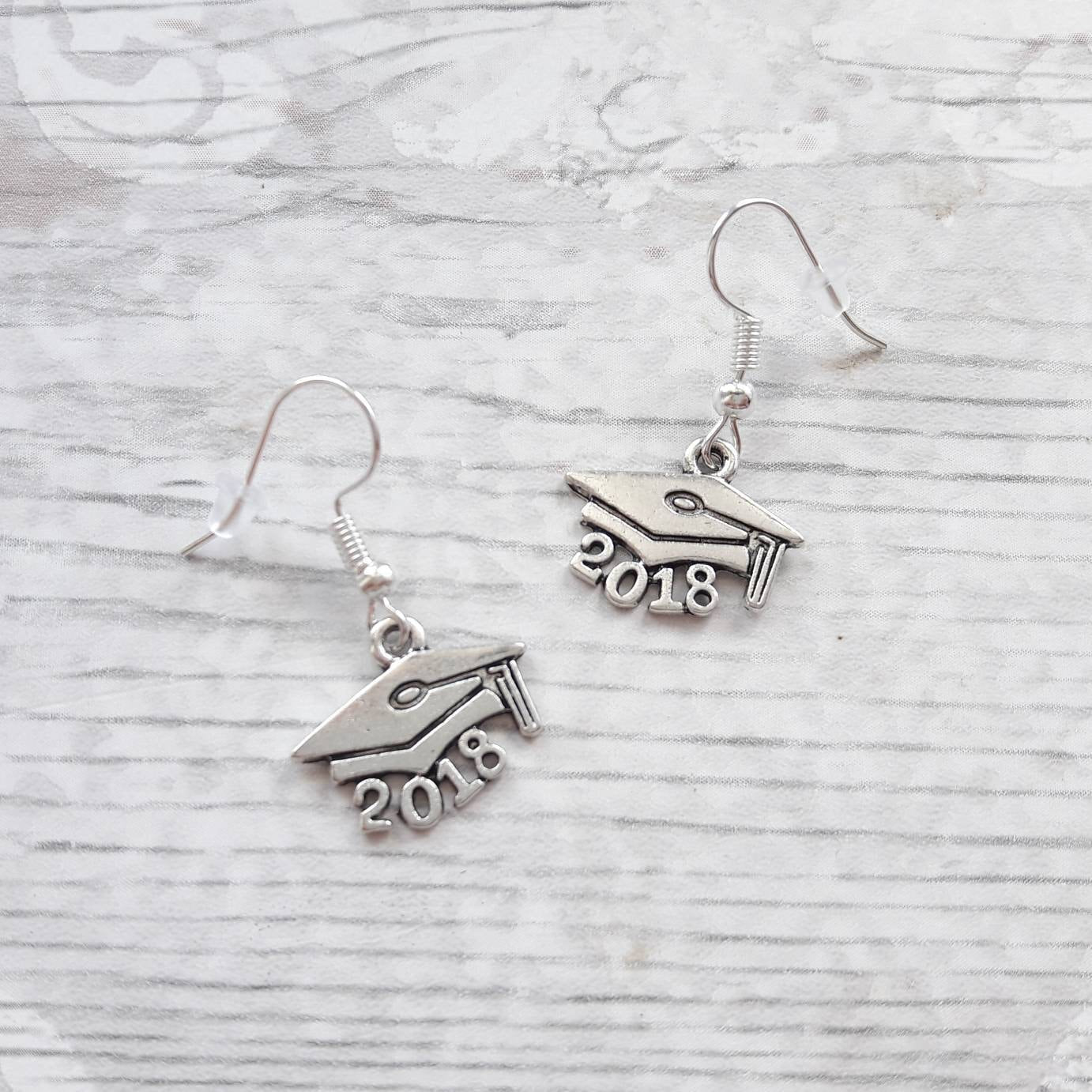 graduation earrings, 2023 graduate jewellery, cap earrings, grad student jewelry, gift for graduate, college diploma, end of year present