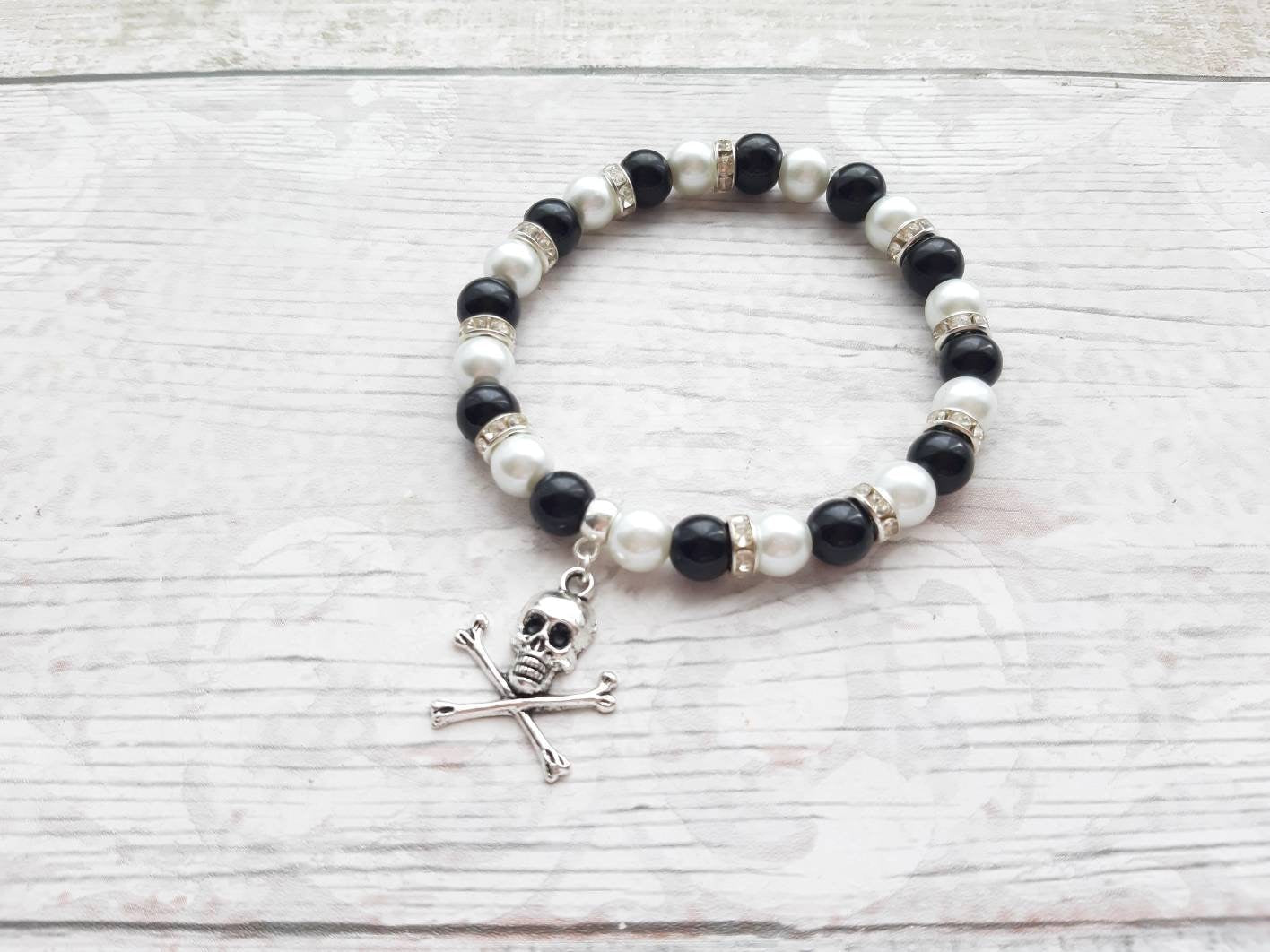 skull and cross bone bracelet, skeleton jewellery, gothic jewelry, pirate bracelet, Halloween bracelet, all Hallows eve, witchcraft bracelet