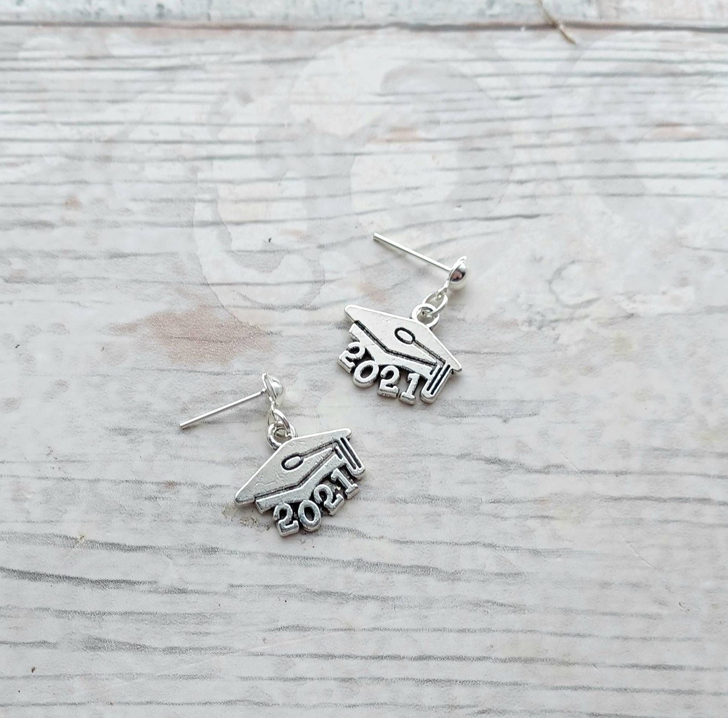 graduation earrings, 2023 graduate jewellery, cap earrings, grad student jewelry, gift for graduate, college diploma, end of year present