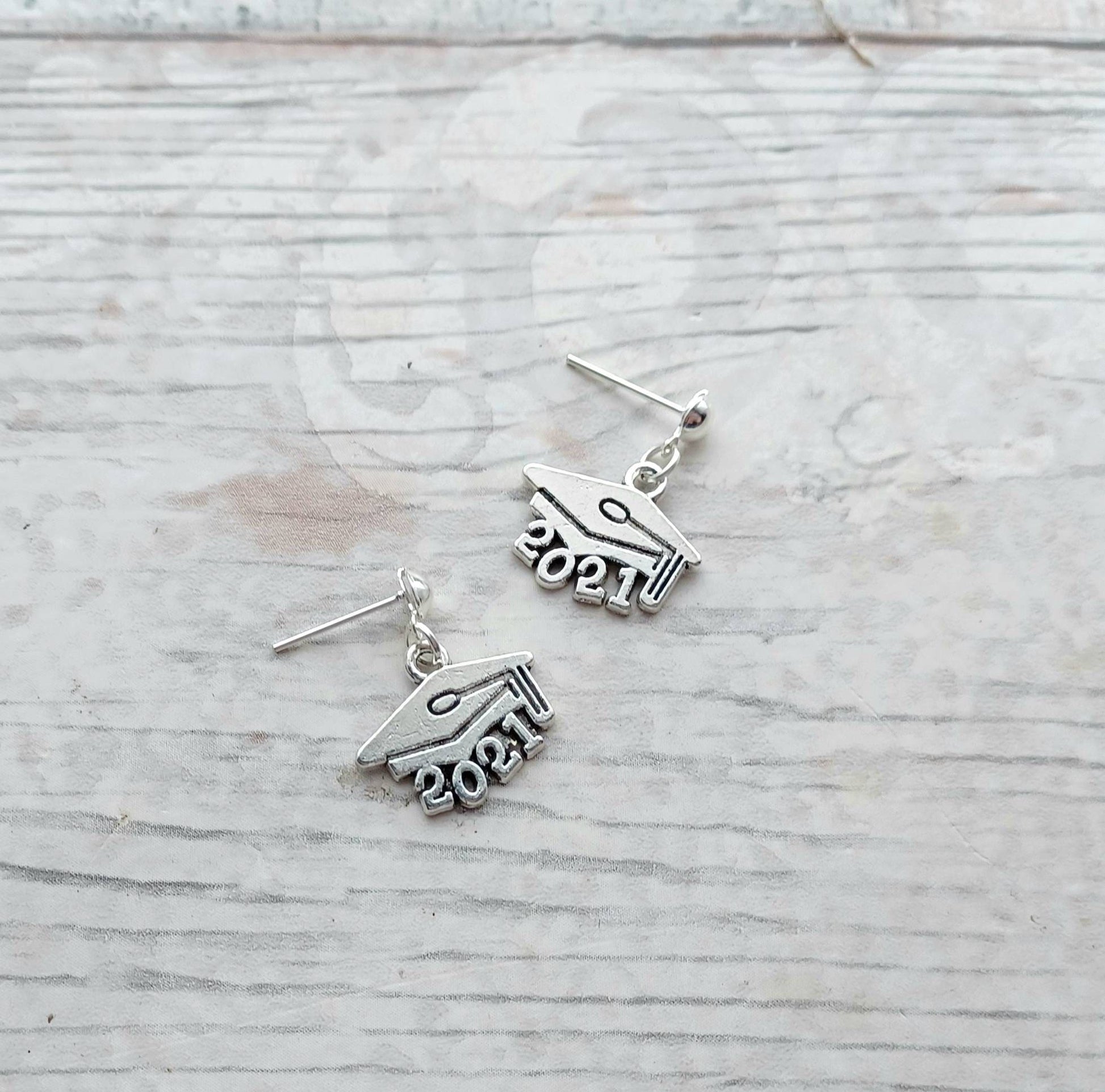 graduation earrings, 2023 graduate jewellery, cap earrings, grad student jewelry, gift for graduate, college diploma, end of year present