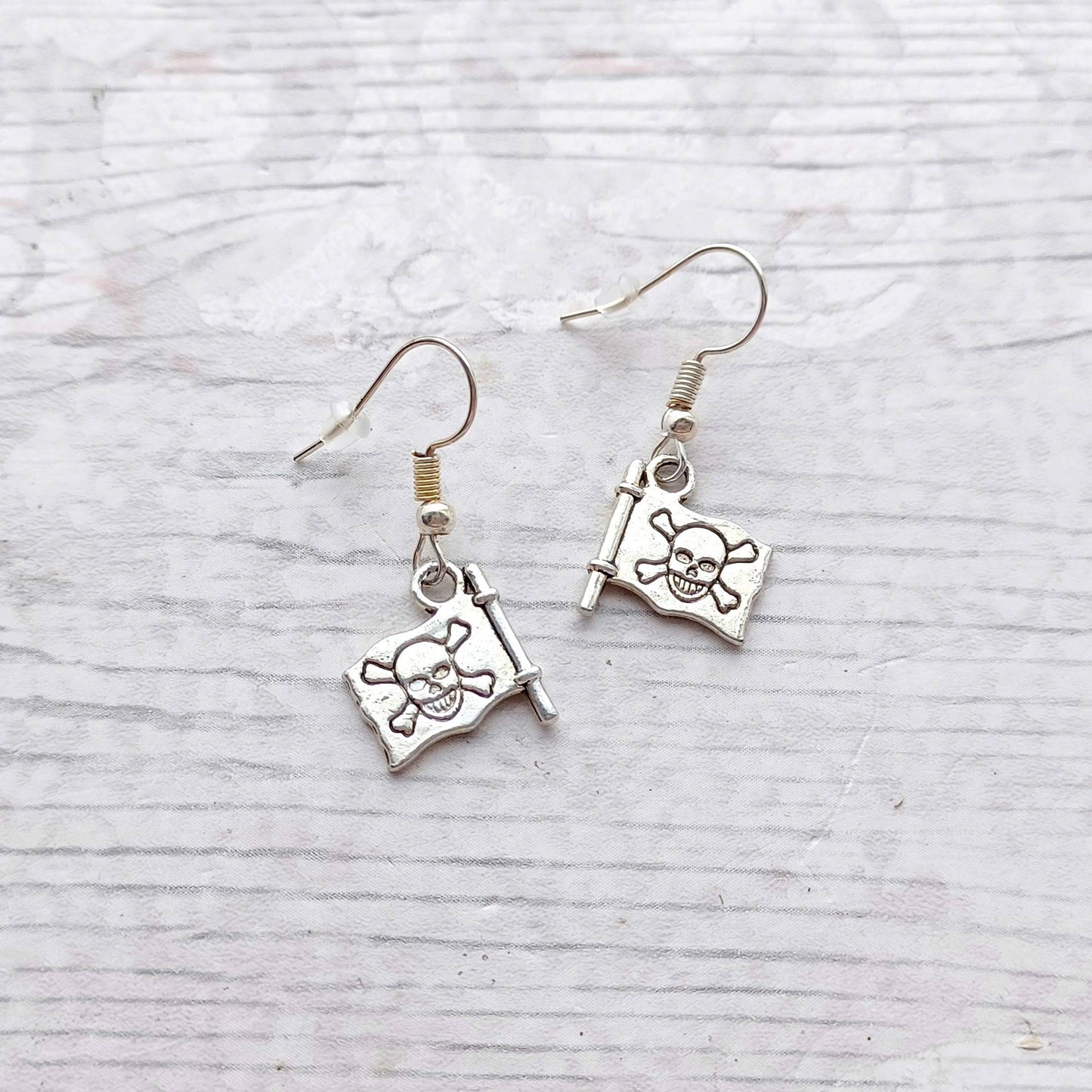 Pirate flag earrings, skull and crossbones jewellery, gift for pirate fan, jollyroger lover, halloween earrings