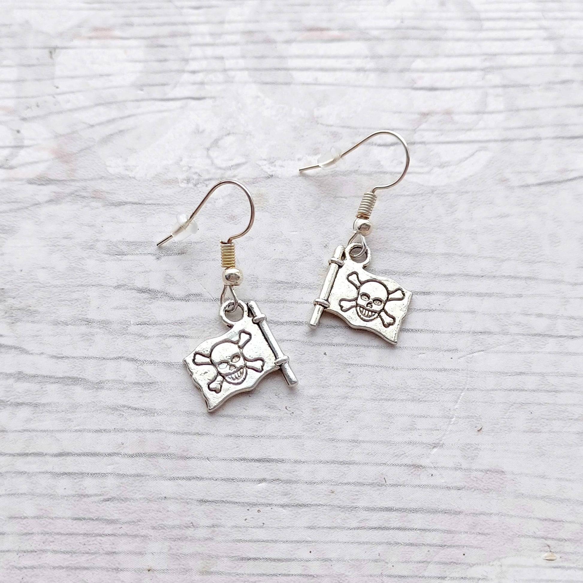 Pirate flag earrings, skull and crossbones jewellery, gift for pirate fan, jollyroger lover, halloween earrings
