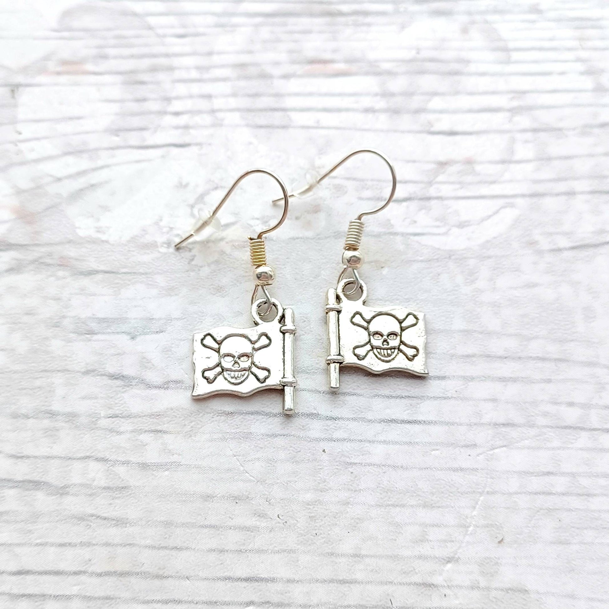 Pirate flag earrings, skull and crossbones jewellery, gift for pirate fan, jollyroger lover, halloween earrings
